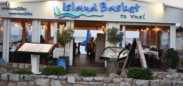 Ψαροταβέρνα Island Basket Αρτέμιδα - Λούτσα, Ψάρι δίπλα στη θάλασσα, πάνω στην άμμο, Παραλιακή Ψαροταβέρνα