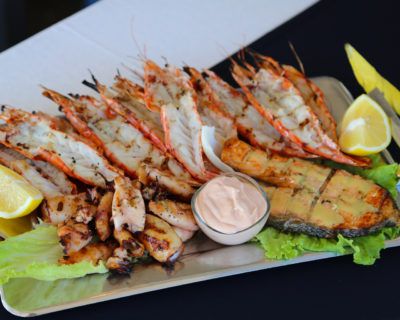 Πιατέλες θαλασσινών Island Basket - Ψητές Γαρίδες, Μύδια, Φιλέτο Ψαριού, Καλαμάρι Τηγανητό